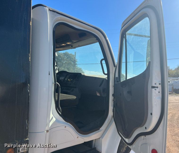 image for item JT9043 2013 Freightliner Business Class M2  chipper truck