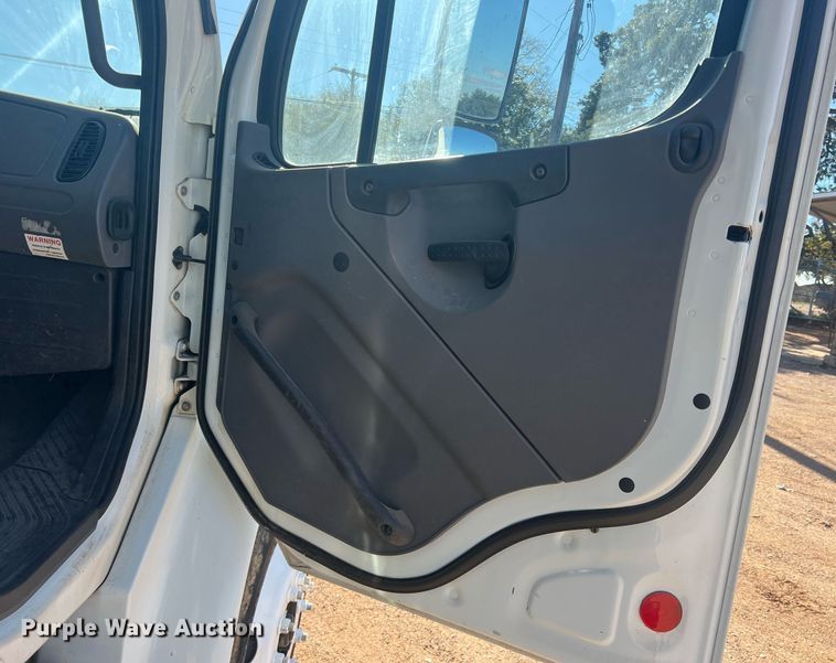 image for item JT9043 2013 Freightliner Business Class M2  chipper truck