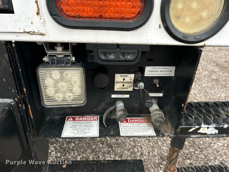 image for item KH9562 2016 Ford F650 Super Duty  bucket truck