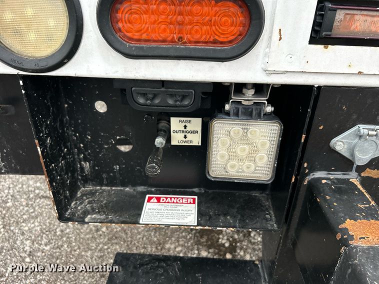 image for item KH9562 2016 Ford F650 Super Duty  bucket truck