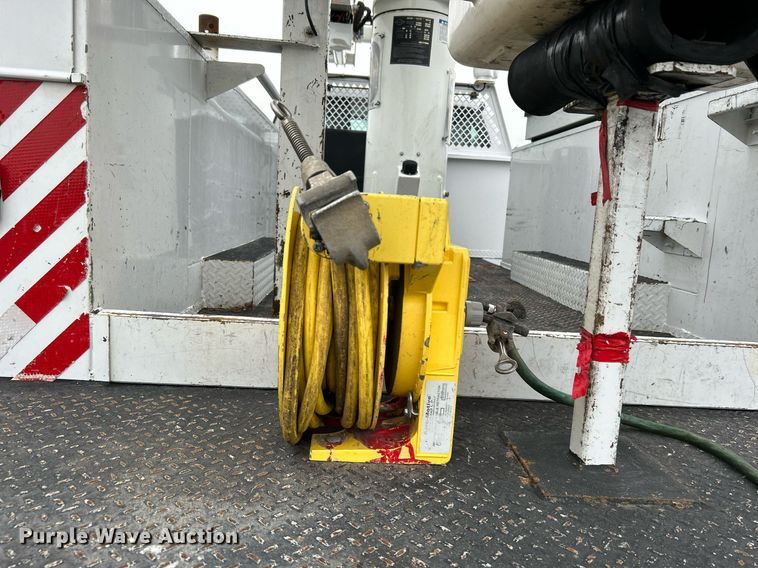 image for item KH9562 2016 Ford F650 Super Duty  bucket truck