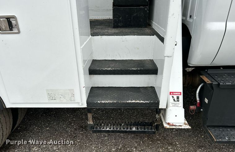 image for item KH9562 2016 Ford F650 Super Duty  bucket truck