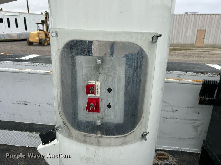 image for item KH9562 2016 Ford F650 Super Duty  bucket truck