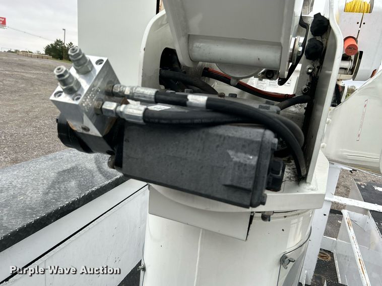 image for item KH9562 2016 Ford F650 Super Duty  bucket truck