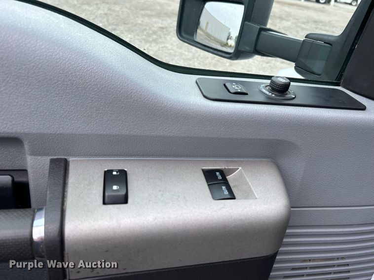 image for item KH9562 2016 Ford F650 Super Duty  bucket truck