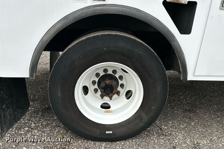 image for item KH9562 2016 Ford F650 Super Duty  bucket truck