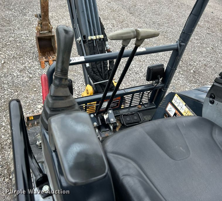 image for item KH9565 2014 John Deere 17D  mini excavator