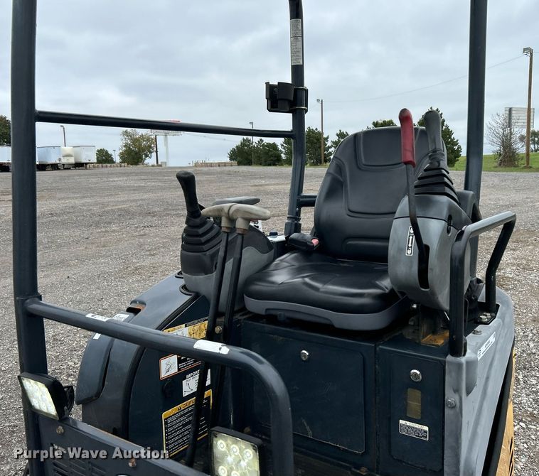 image for item KH9568 2014 John Deere 17D  mini excavator