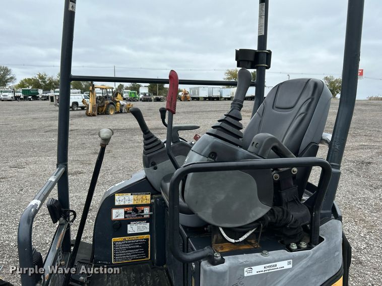 image for item KH9568 2014 John Deere 17D  mini excavator