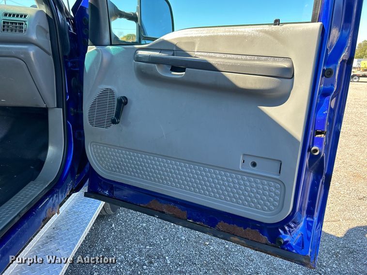 image for item KH9600 2003 Ford F550 XL Super Duty flatbed truck