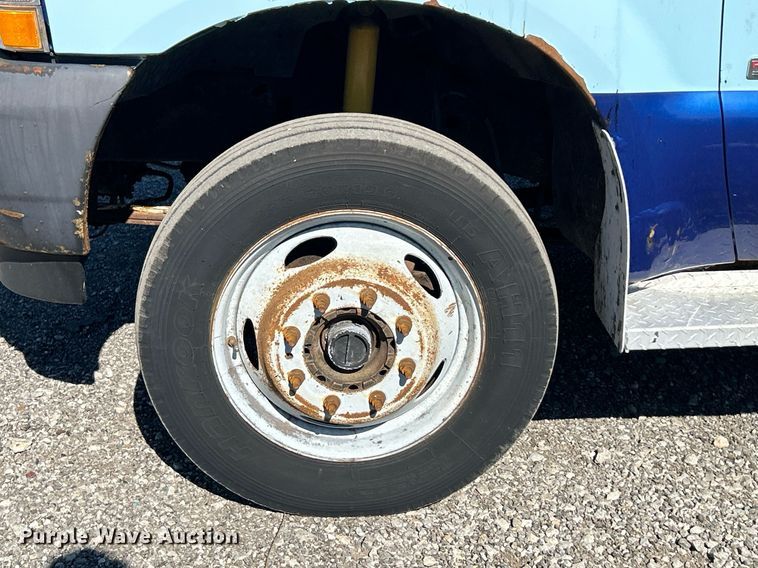 image for item KH9600 2003 Ford F550 XL Super Duty flatbed truck