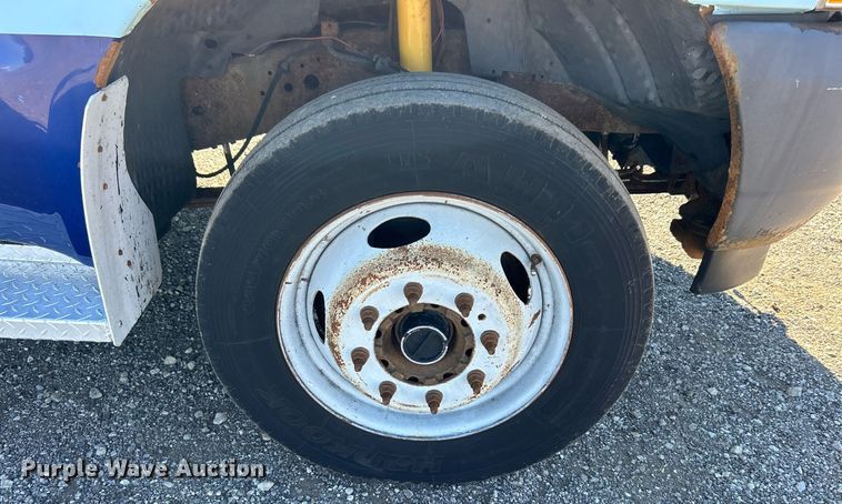 image for item KH9600 2003 Ford F550 XL Super Duty flatbed truck