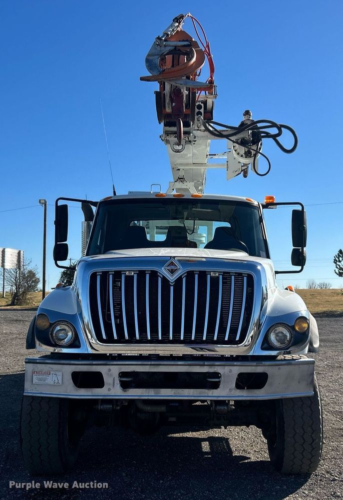 image for item KH9615 2009 International 7400  digger derrick truck