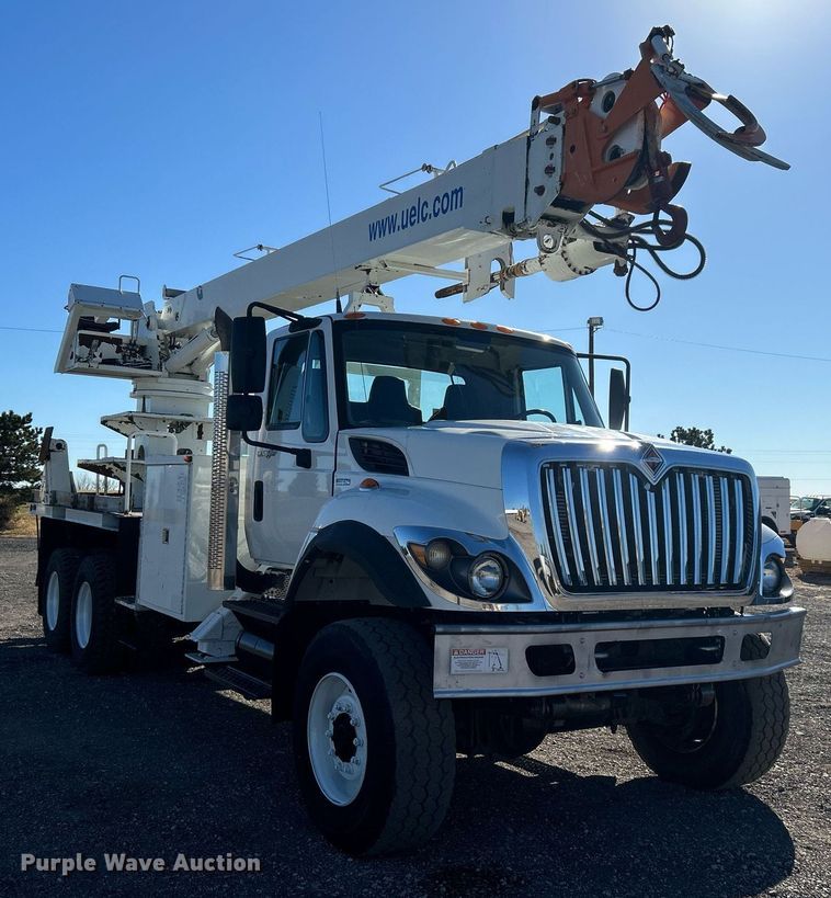 image for item KH9615 2009 International 7400  digger derrick truck