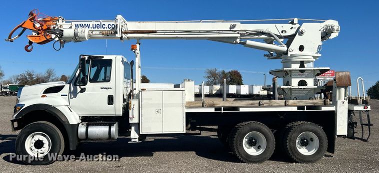 image for item KH9615 2009 International 7400  digger derrick truck