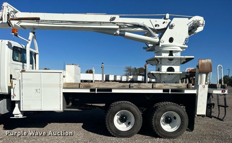 image for item KH9615 2009 International 7400  digger derrick truck