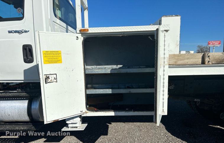 image for item KH9615 2009 International 7400  digger derrick truck