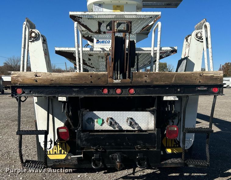 image for item KH9615 2009 International 7400  digger derrick truck