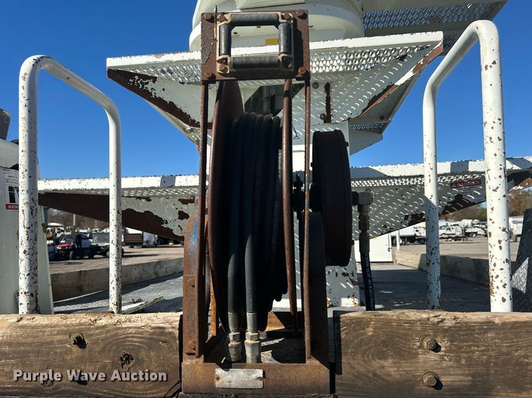 image for item KH9615 2009 International 7400  digger derrick truck