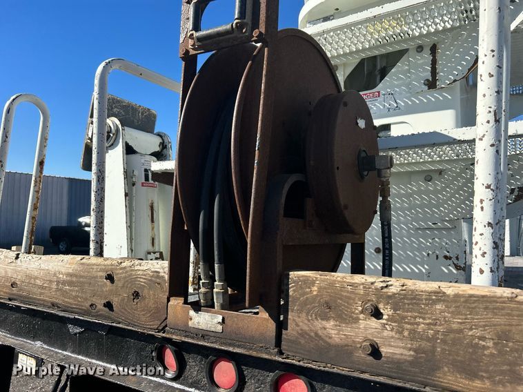 image for item KH9615 2009 International 7400  digger derrick truck