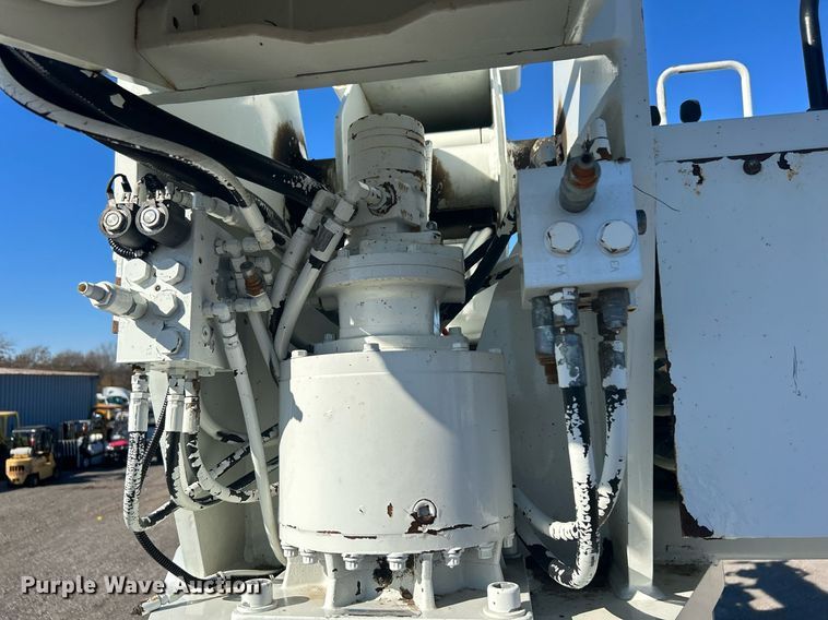 image for item KH9615 2009 International 7400  digger derrick truck