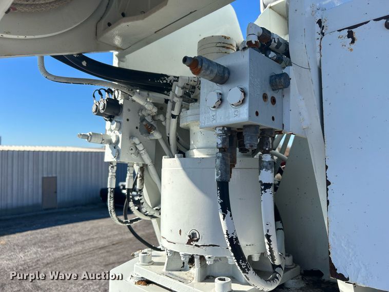 image for item KH9615 2009 International 7400  digger derrick truck