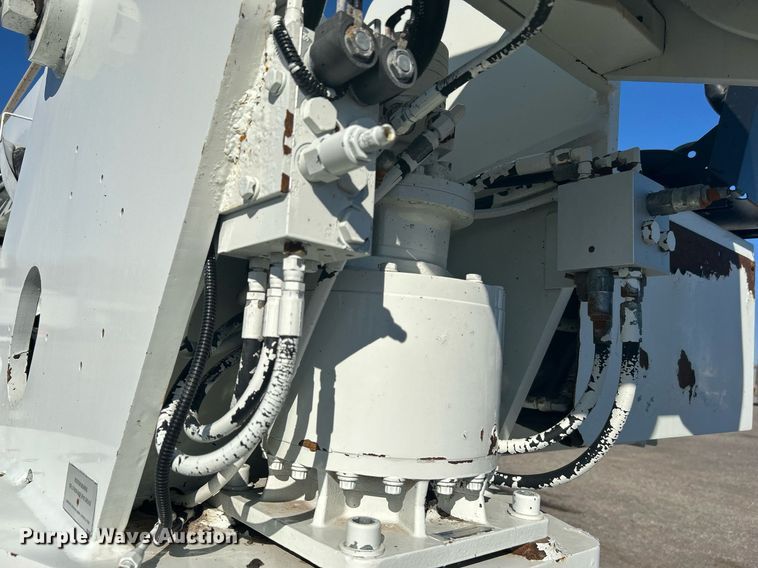 image for item KH9615 2009 International 7400  digger derrick truck