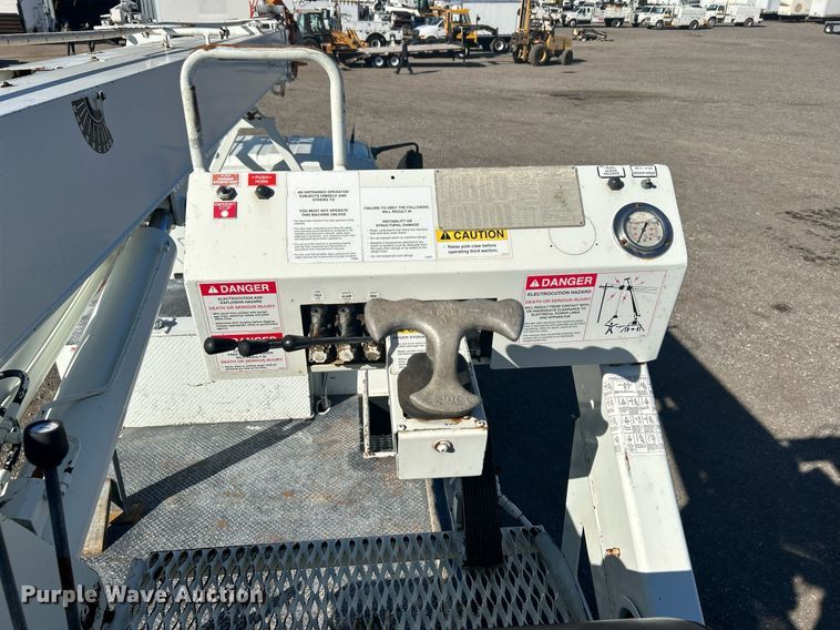 image for item KH9615 2009 International 7400  digger derrick truck