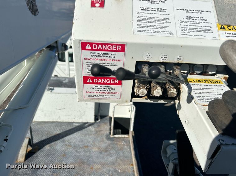 image for item KH9615 2009 International 7400  digger derrick truck