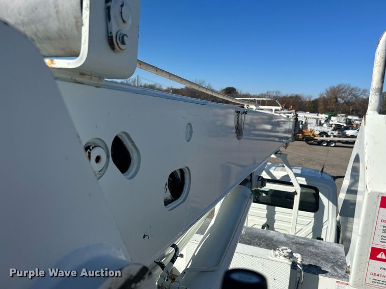 image for item KH9615 2009 International 7400  digger derrick truck