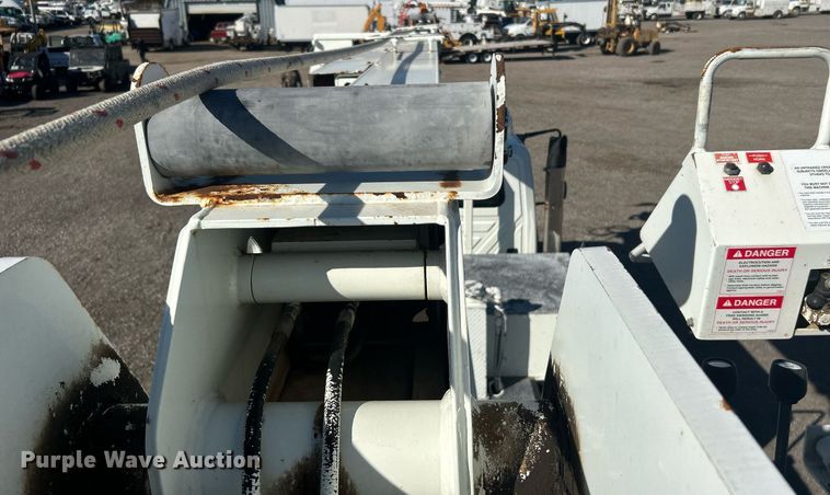 image for item KH9615 2009 International 7400  digger derrick truck