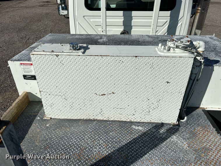 image for item KH9615 2009 International 7400  digger derrick truck