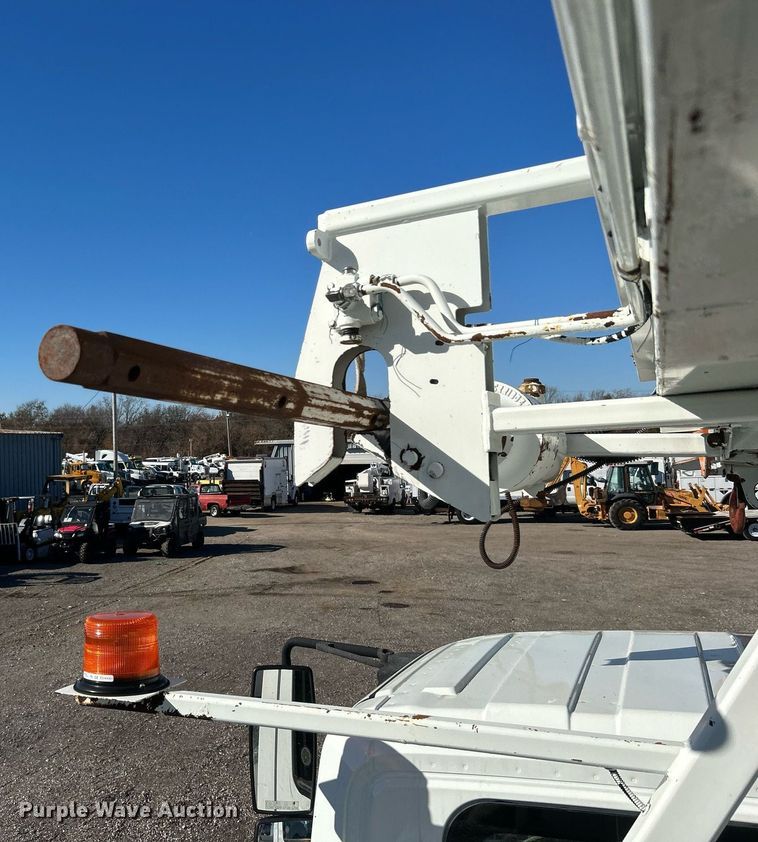 image for item KH9615 2009 International 7400  digger derrick truck