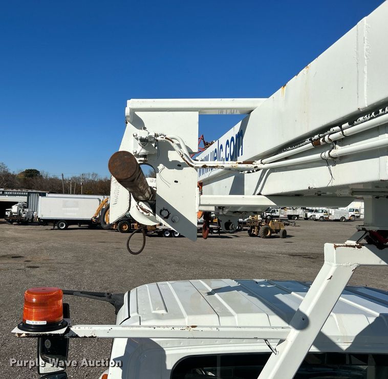 image for item KH9615 2009 International 7400  digger derrick truck