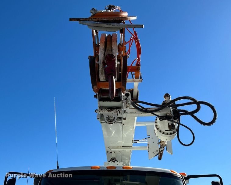 image for item KH9615 2009 International 7400  digger derrick truck