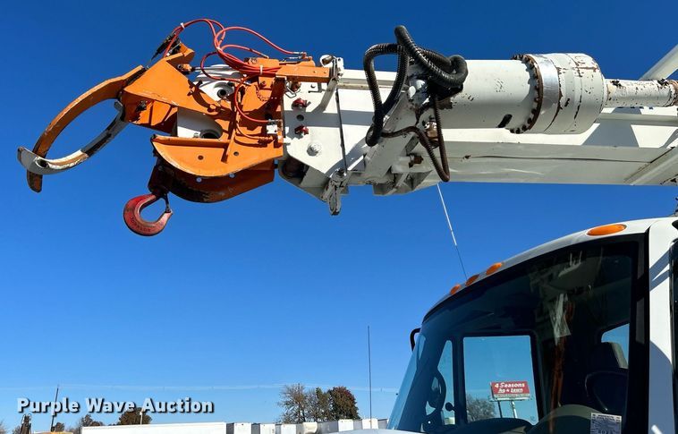 image for item KH9615 2009 International 7400  digger derrick truck