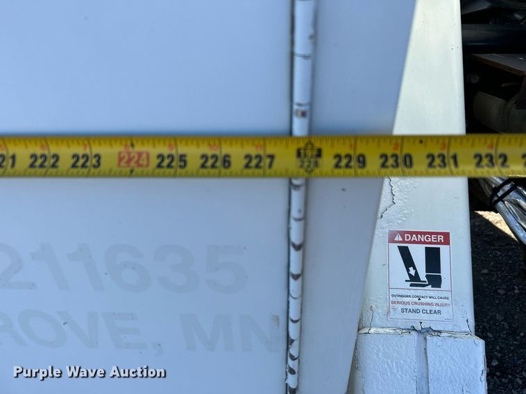 image for item KH9615 2009 International 7400  digger derrick truck