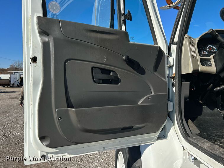 image for item KH9615 2009 International 7400  digger derrick truck