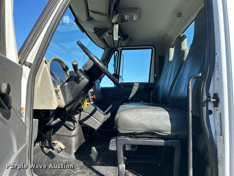 image for item KH9615 2009 International 7400  digger derrick truck