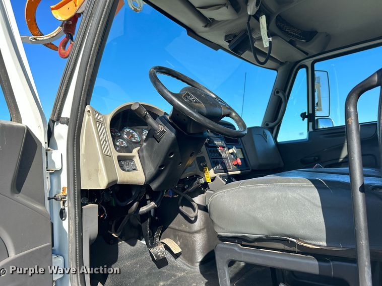 image for item KH9615 2009 International 7400  digger derrick truck