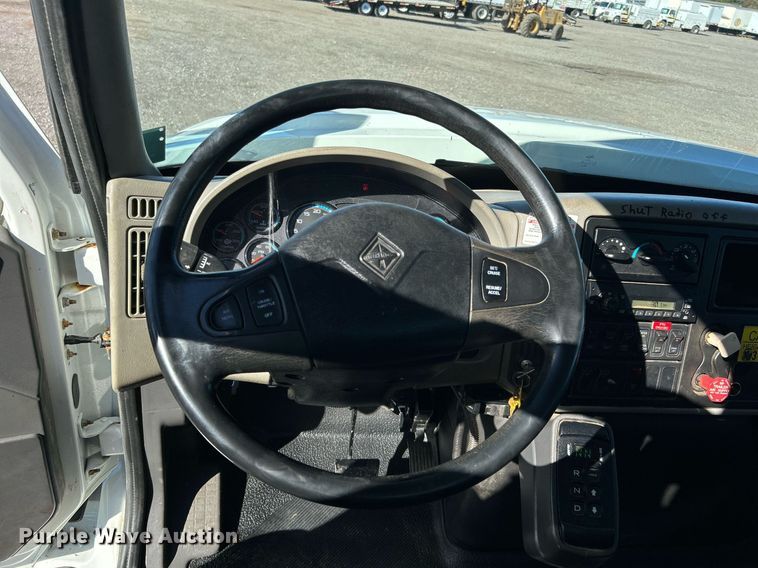 image for item KH9615 2009 International 7400  digger derrick truck