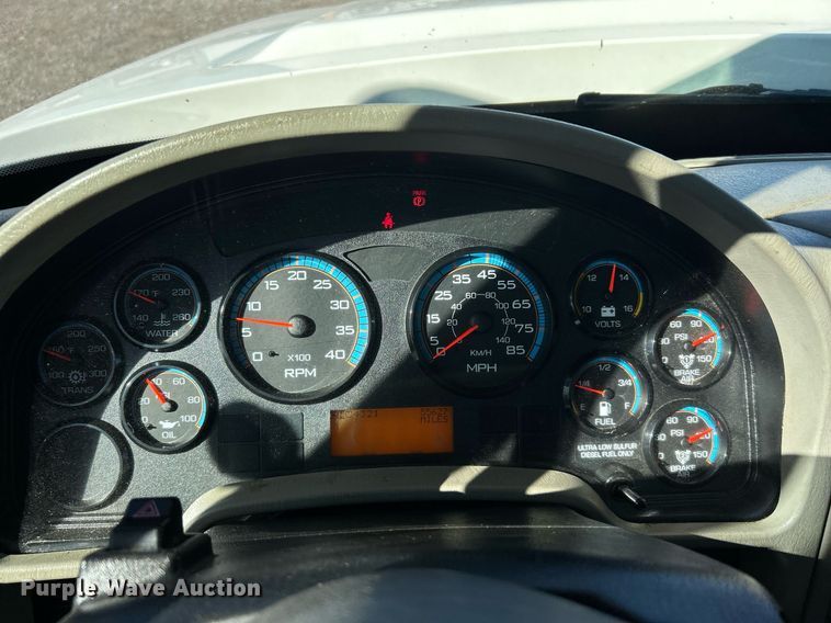 image for item KH9615 2009 International 7400  digger derrick truck