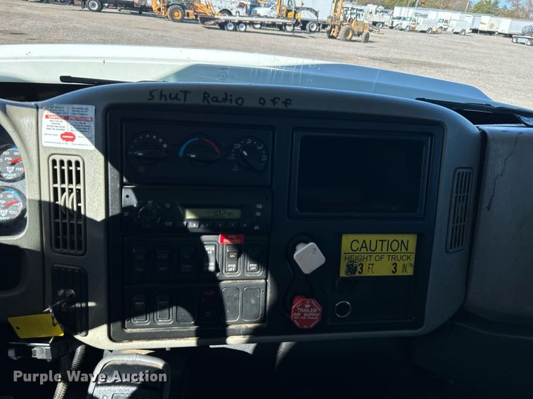 image for item KH9615 2009 International 7400  digger derrick truck