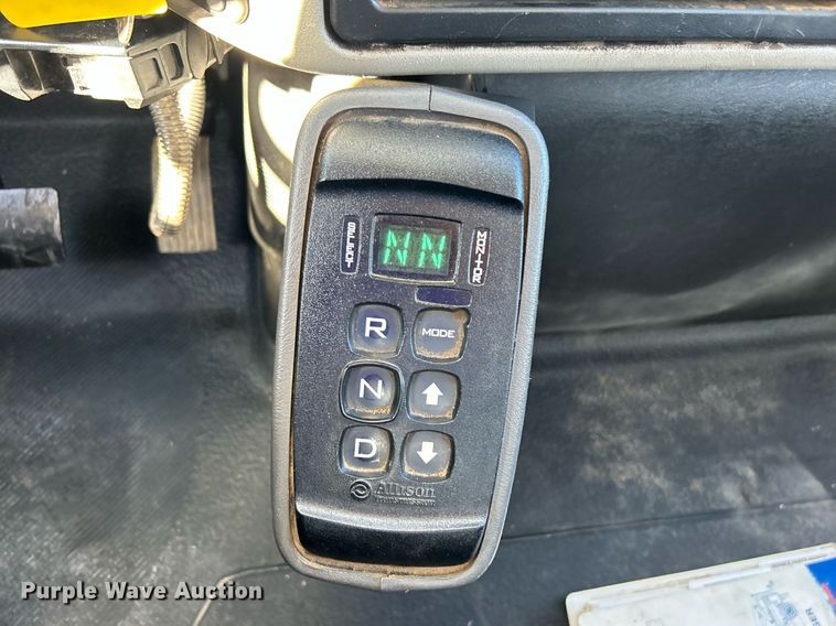 image for item KH9615 2009 International 7400  digger derrick truck