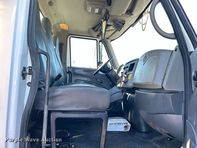 image for item KH9615 2009 International 7400  digger derrick truck