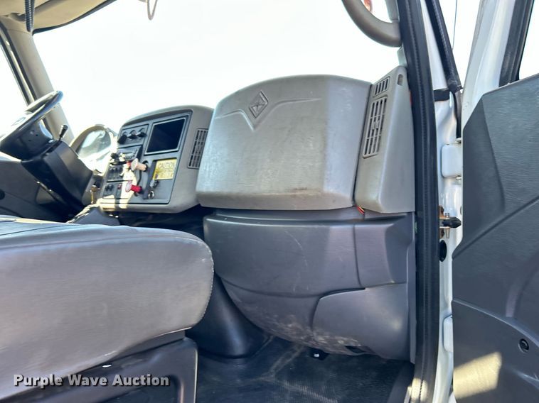 image for item KH9615 2009 International 7400  digger derrick truck