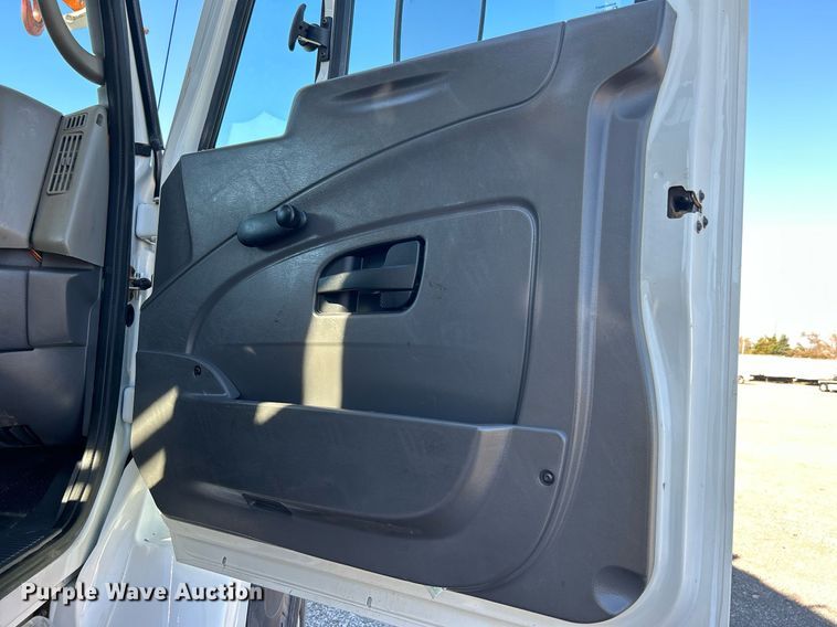 image for item KH9615 2009 International 7400  digger derrick truck