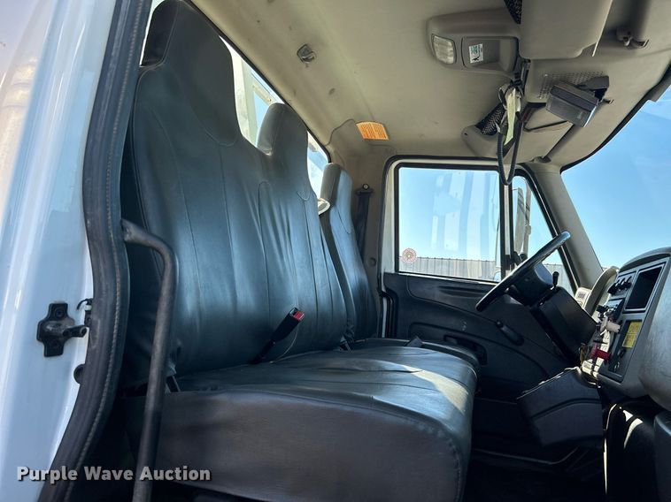 image for item KH9615 2009 International 7400  digger derrick truck