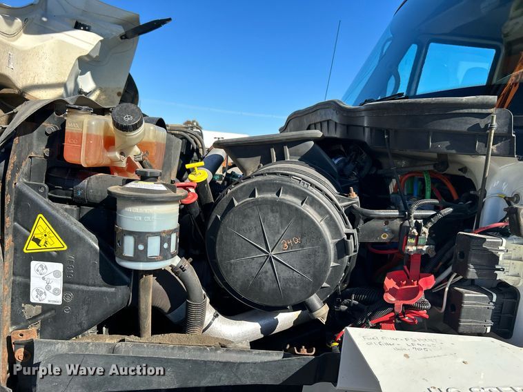 image for item KH9615 2009 International 7400  digger derrick truck