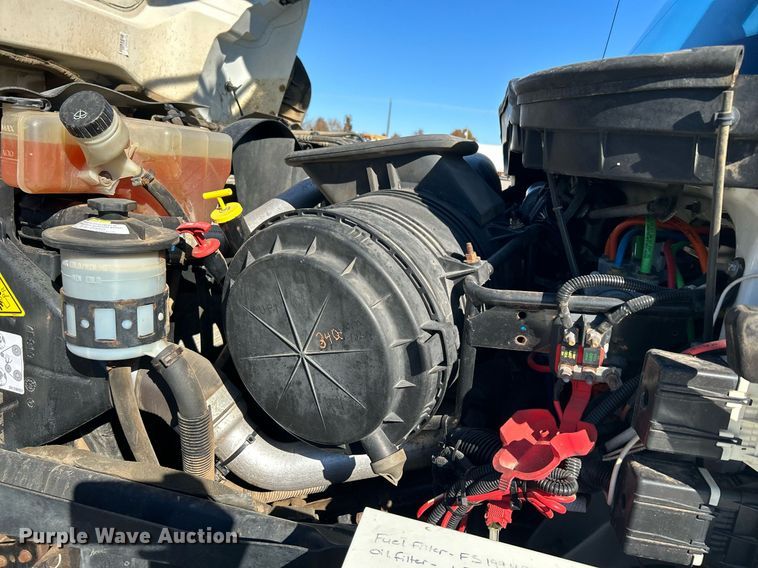 image for item KH9615 2009 International 7400  digger derrick truck